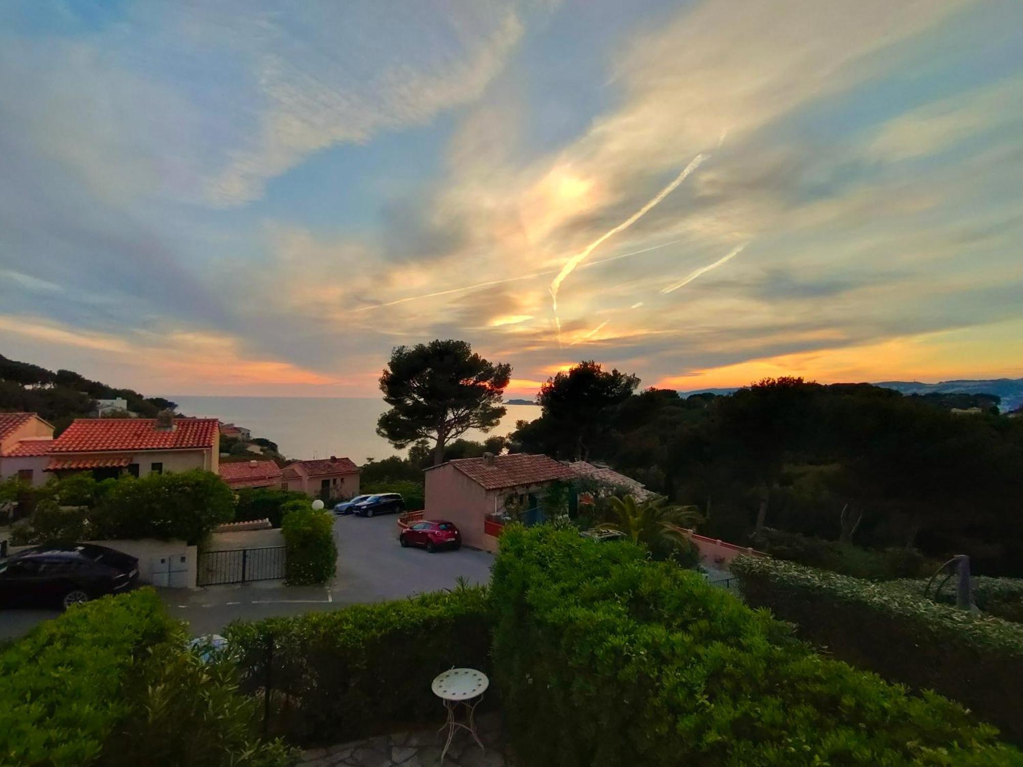 Appartement Avec Terrasse Vue Mer, Proximite Plage, Place Parking Sanary-sur-Mer Luaran gambar